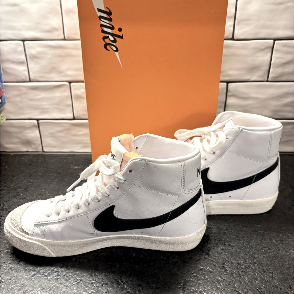 Nike Women's Blazer Mid 77
